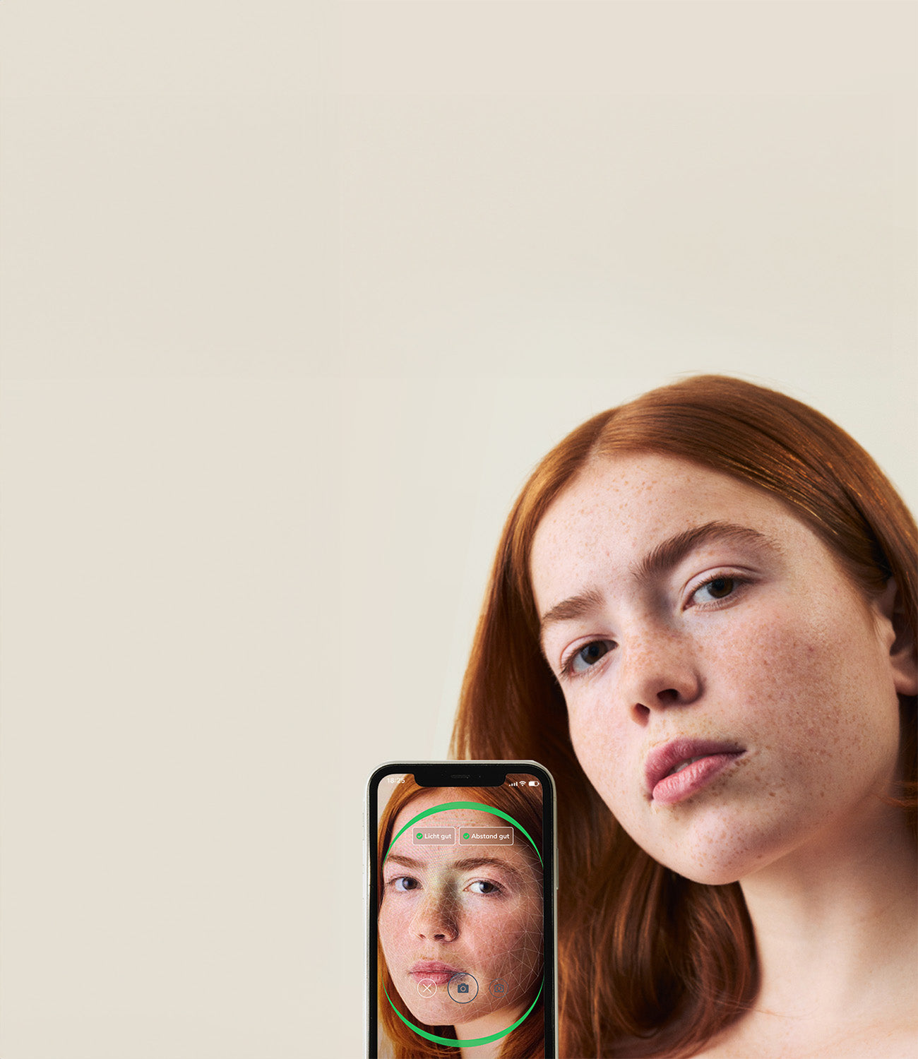 Eine Darstellung der KI-Hautanalyse mit einem Handy