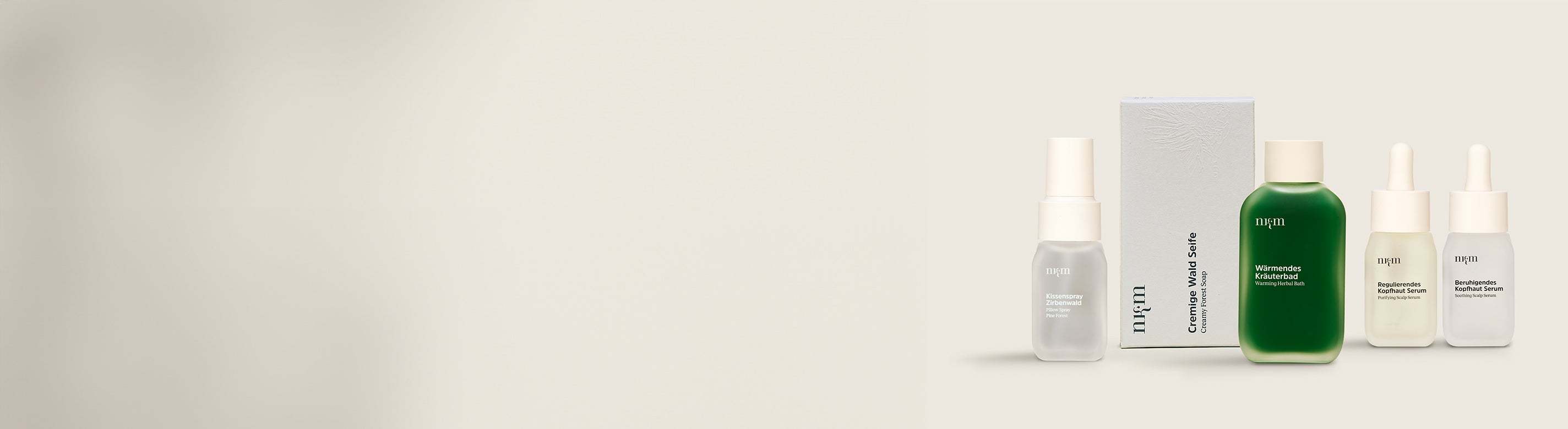 Kissenspray Zirbenwald, Cremige Wald Seife, Wärmendes Kräuterbad, Regulierendes Kopfhaut Serum und Beruhigendes Kopfhaut Serum von nkm