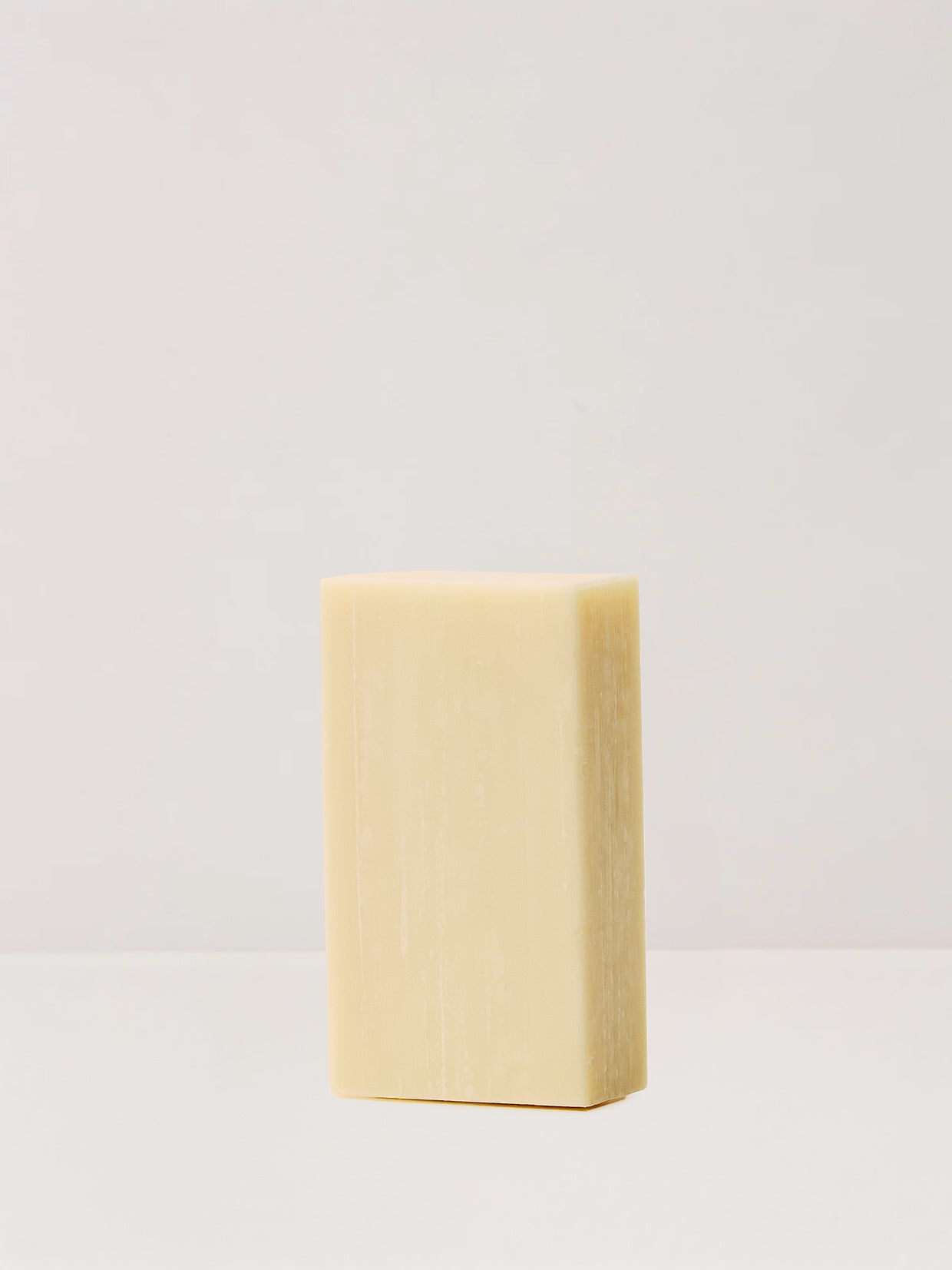 Der Beruhigende Reinigungsblock, der vor einem neutralen Hintergrund steht