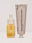 Das Sonnenschutz Duo - Teintausgleichend der nkm Naturkosmetik München GmbH, bestehend aus Zellschutzserum mit Vitamin C-Derivat und SPF 30 Sonnenschutz, wird auf einem unifarbenen Hintergrund dargestellt.