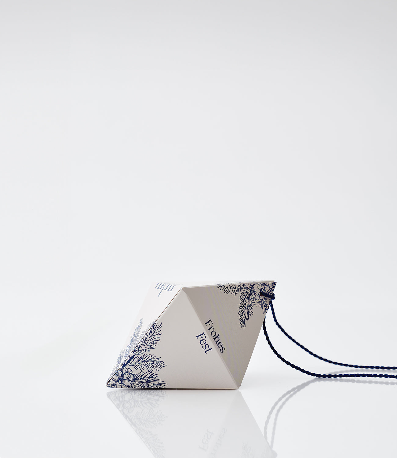 Ein liegendes, weihnachtliches Ornament von nkm