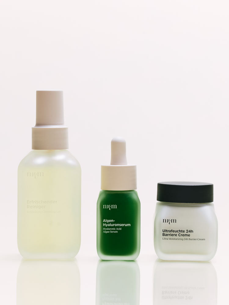 Erfrischender Toner, Algen-Hyaluronserum und Ultrafeuchte 24h Barriere Creme freistehend nebeinander