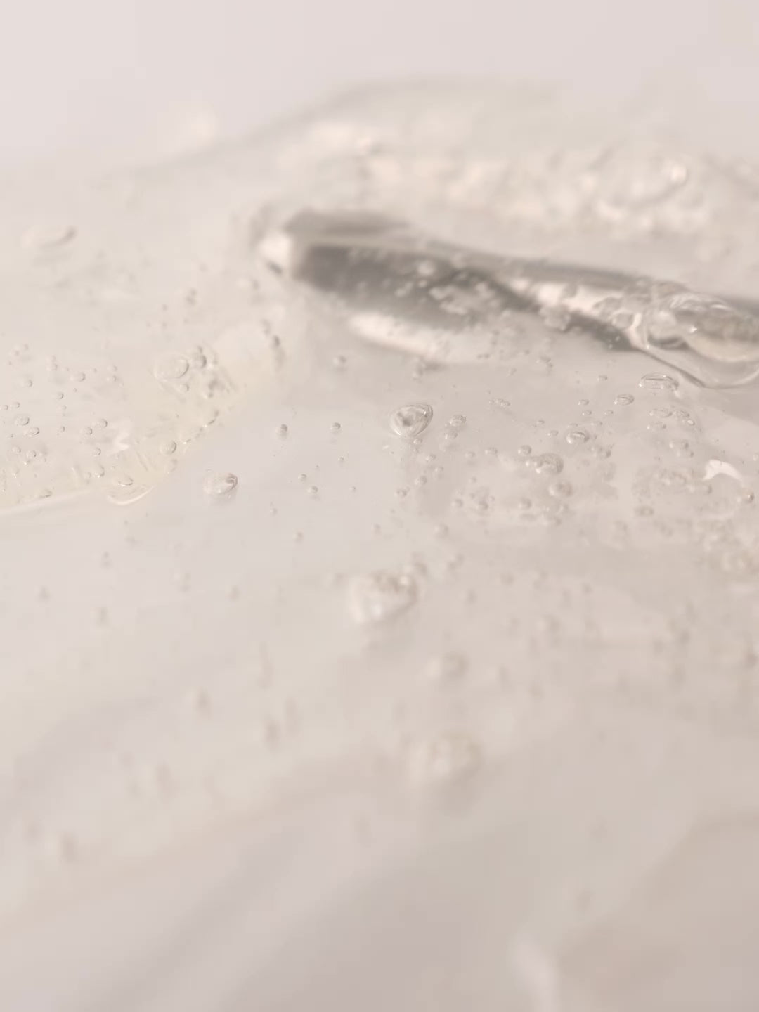 Video zeigt Nahaufnahme der Konsistenz eines transparenten Gels