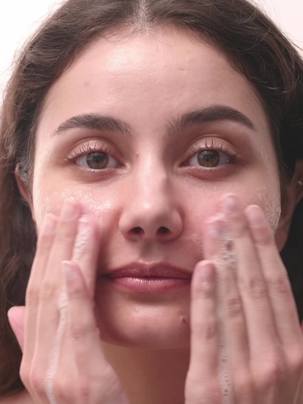 Video von Frau, die den Balancing Gel Cleanser von nkm im Gesicht aufträgt 