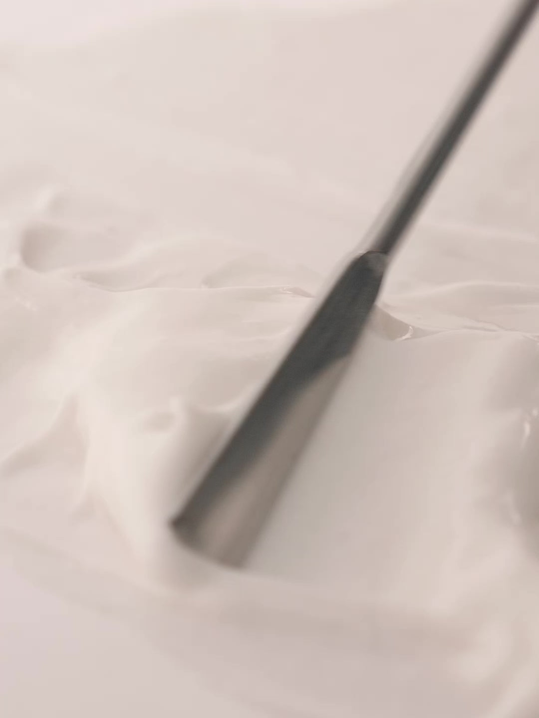 Video zeigt Nahaufnahme der Konsistenz einer weißen Creme