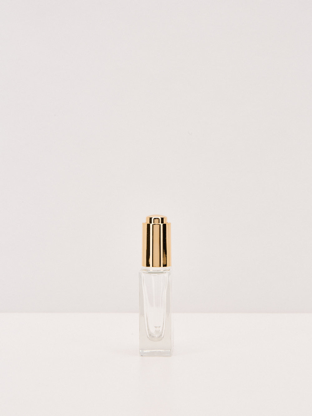 Eine kleine Glasflasche mit Pipette in gold von NKM.