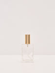 Eine kleine Glasflasche mit Pumpaufsatz in gold von NKM.