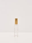 Eine 100 ml Glasflasche mit Sprühaufsatz und Deckel von NKM.
