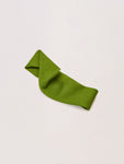 Ein handgenähtes Haarband aus Jersey in grün von NKM Naturkosmetik München.