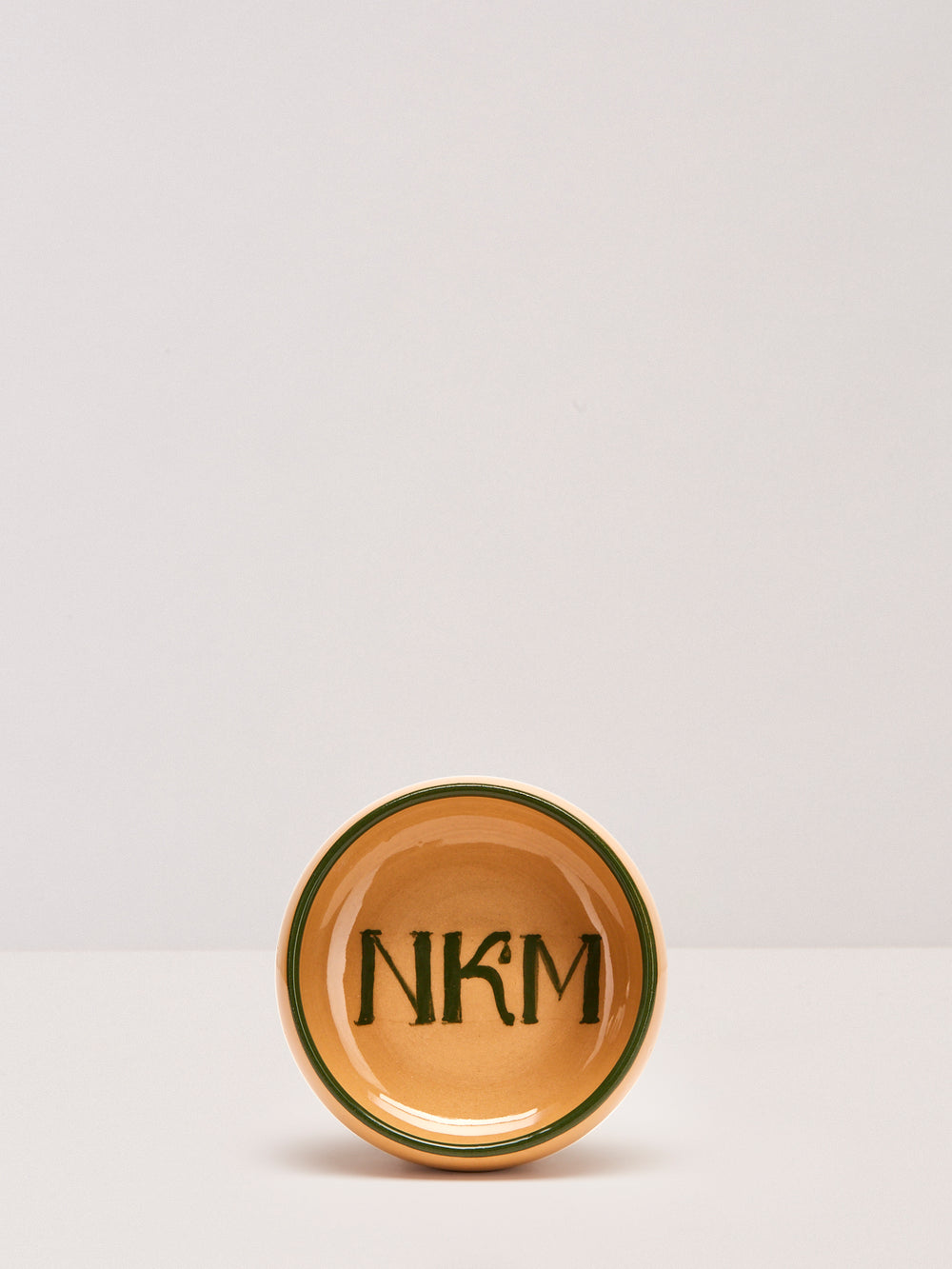 Eine handgetöpferte Schale aus Watt von NKM Naturkosmetik München.